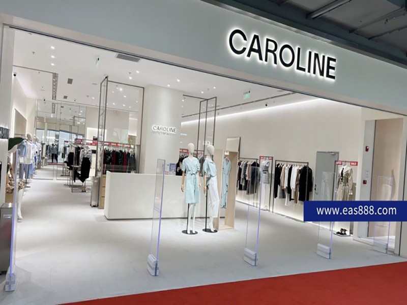 Toko CAROLINE Clothing memasang perangkat anti maling pakaian Cubic Beauty AM9800